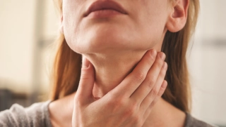 Taches rouges et brunes sur le cou : comprendre l’érythrose du cou