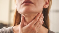 Taches rouges et brunes sur le cou : comprendre l’érythrose du cou
