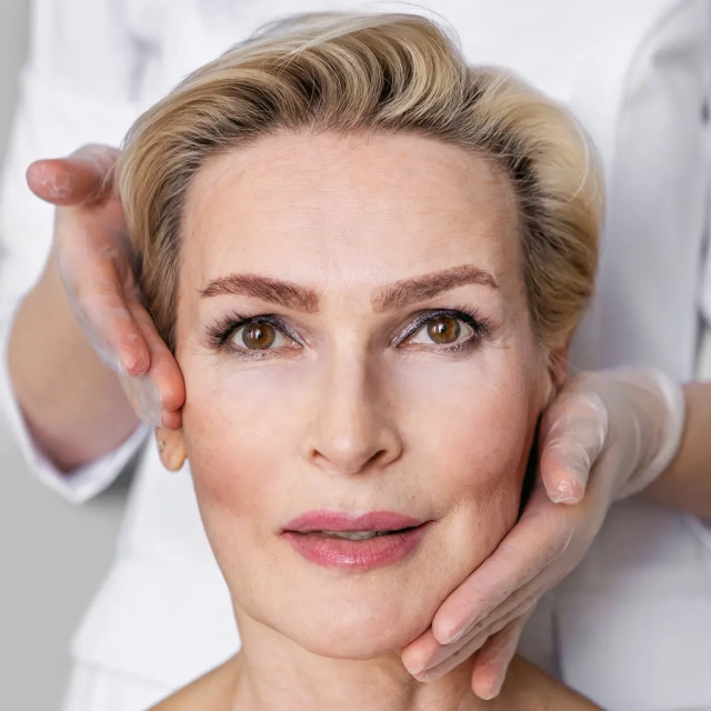 Corriger le relâchement de l’ovale du visage et du cou